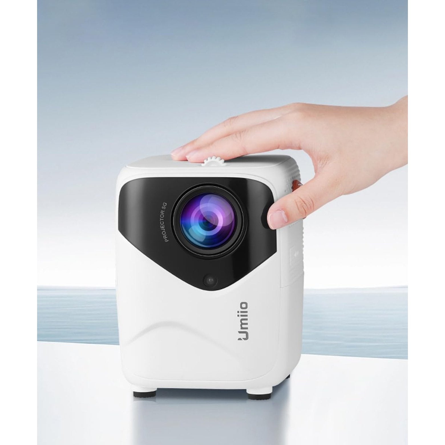 Umiio Q2 Wireless Projector / Small & Portable / 1080P Resolution / Blue Light Protection
